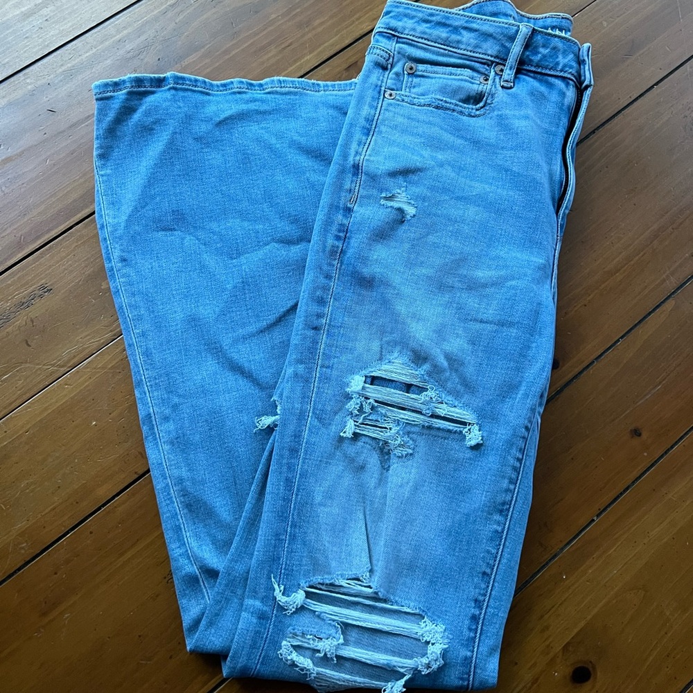 AMERICAN EAGLE SUPER HIGH RISE FLARE DISTRESSED SIZE 4